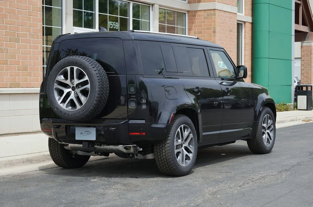 Used 2026 Black Land Rover X-Dynamic SE image 6