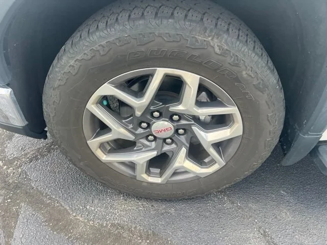 Certified Used 2022 White Frost Tricoat GMC SLT image 16