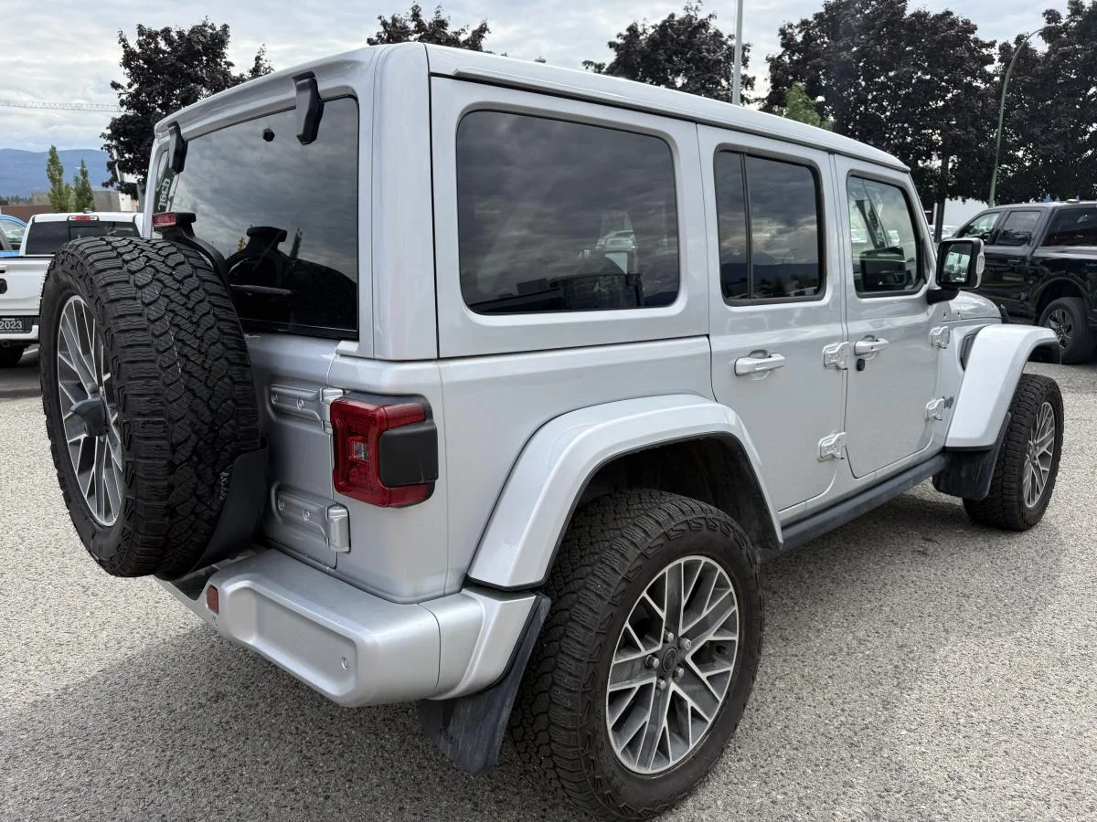 Used 2024 Silver Jeep High Altitude image 6