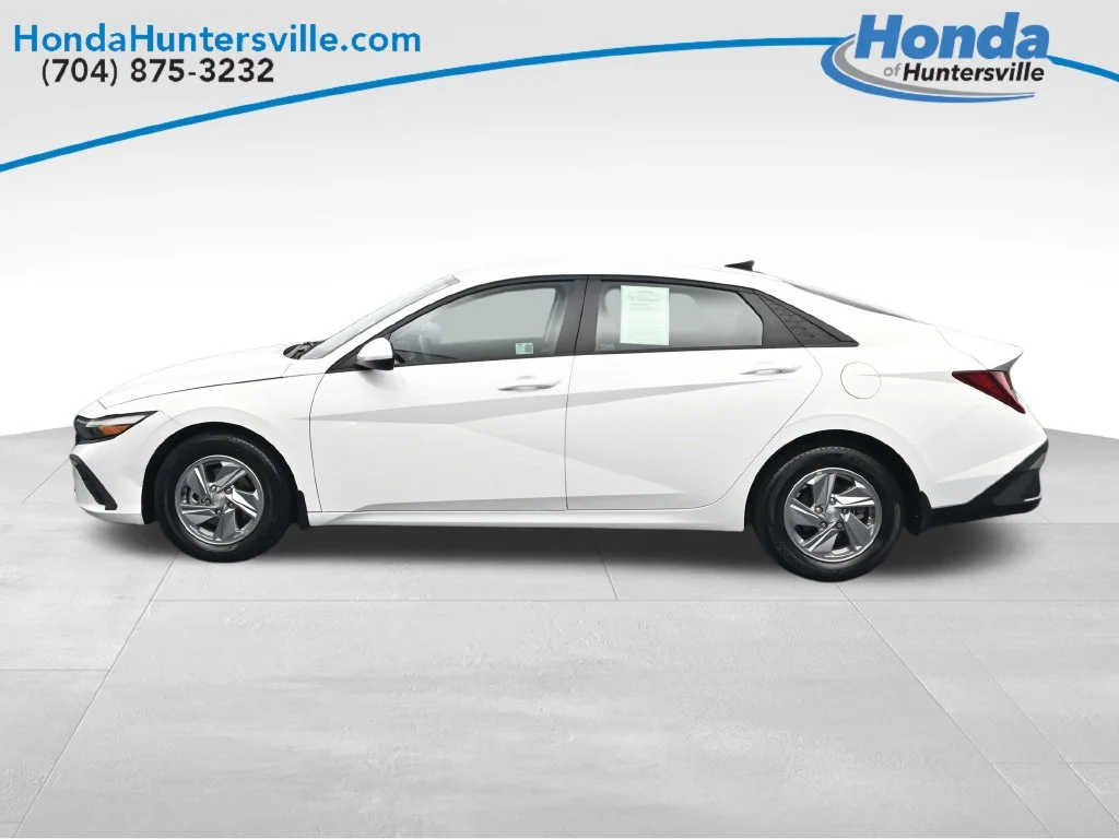Used 2024 White Hyundai SE image 5