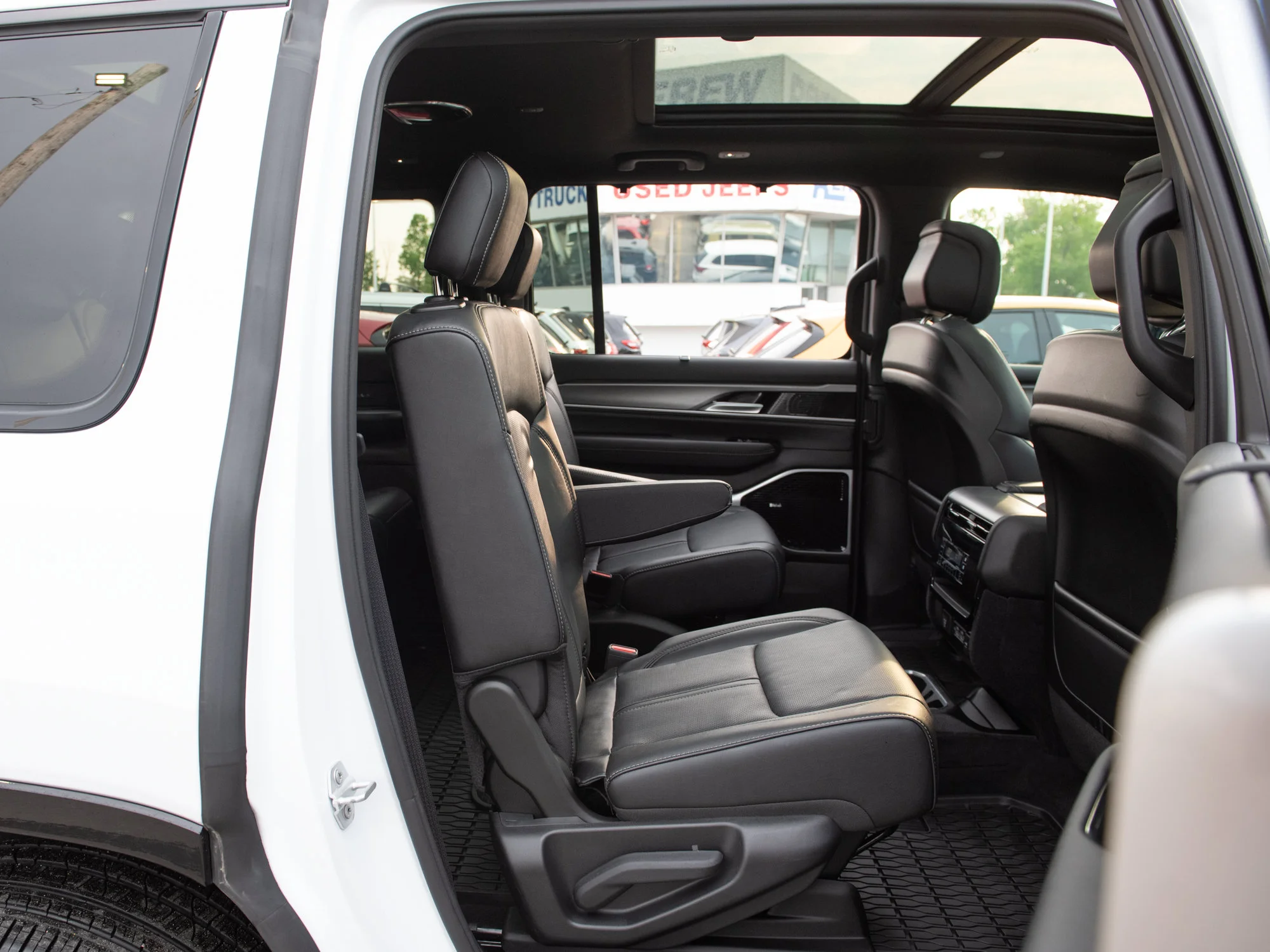 Certified Used 2026 White Jeep Limited Reserve* Twin-Turbo | 420 HP | Apple CarPlay | HD Trailer Tow | Running Boards image 24