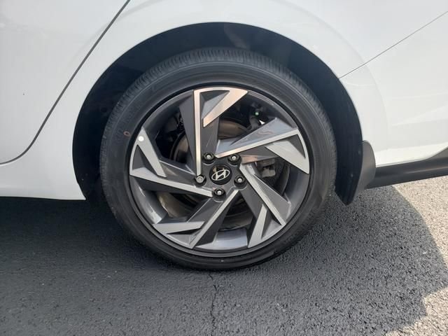 Used 2025 White Hyundai SEL Convenience image 27