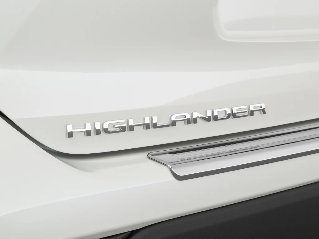 Used 2020 White Toyota XLE image 63