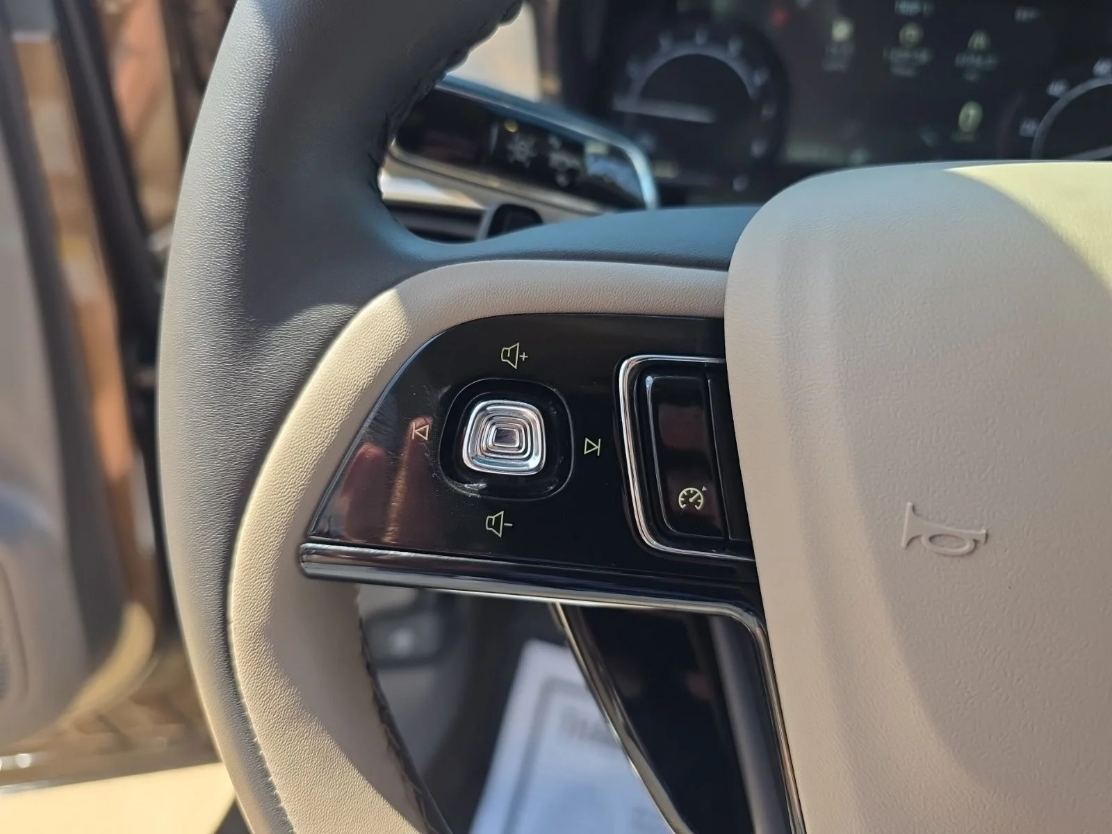 Used 2022 Smoke Metallic Lincoln Standard image 12