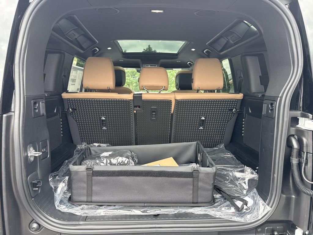 New 2026 Fuji White Land Rover X-Dynamic SE image 15