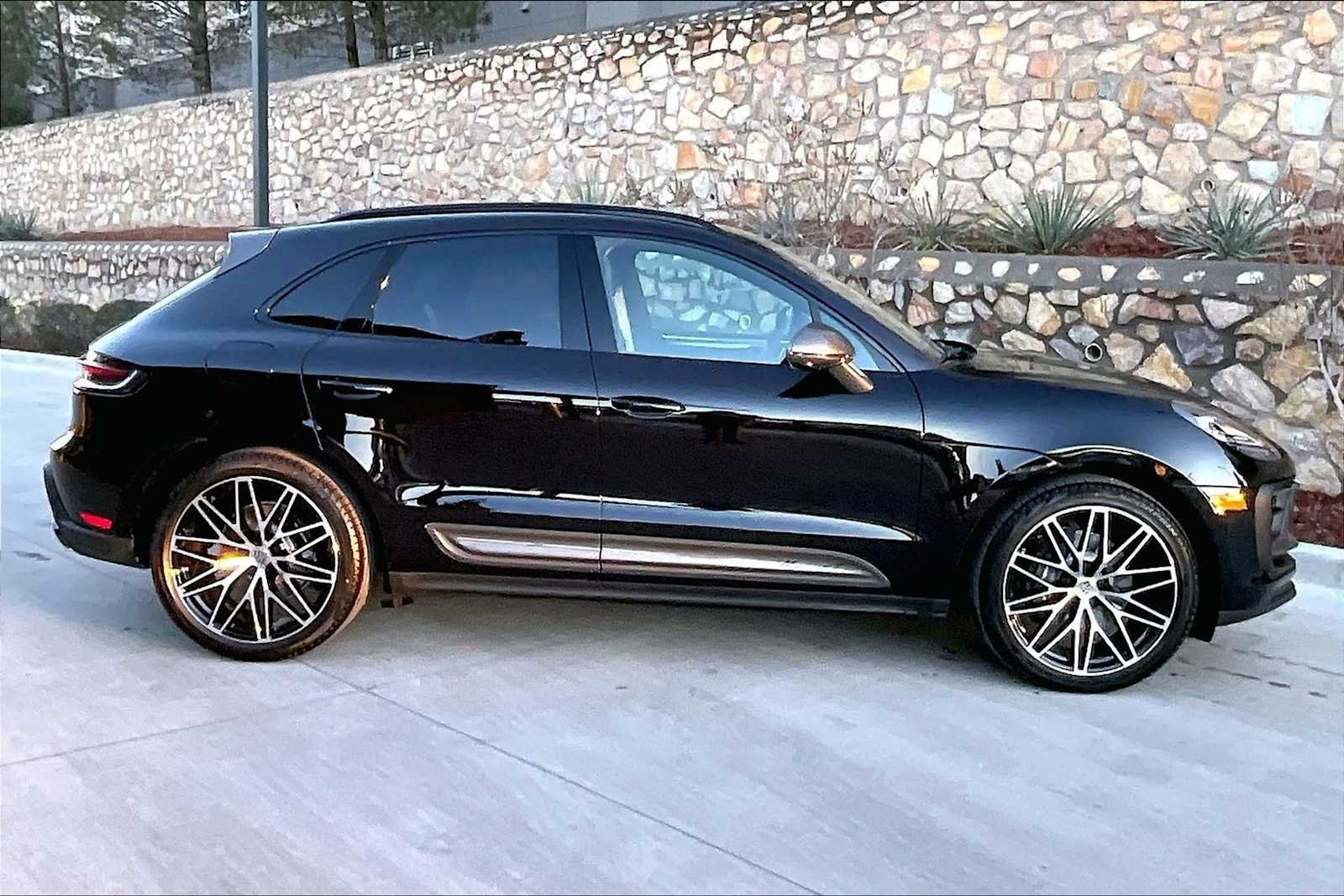 2026 Porsche Macan T - Photo 8