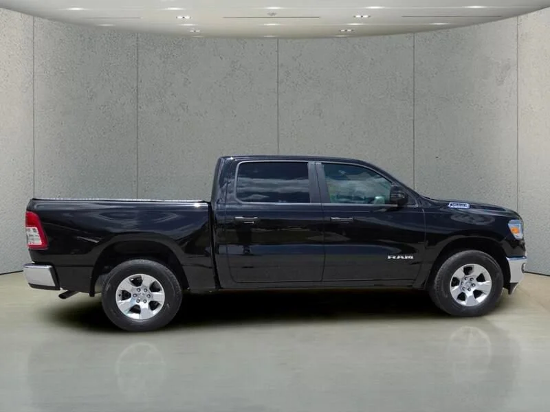 Certified Used 2024 Diamond Black Crystal Pearlcoat Ram Big Horn image 31