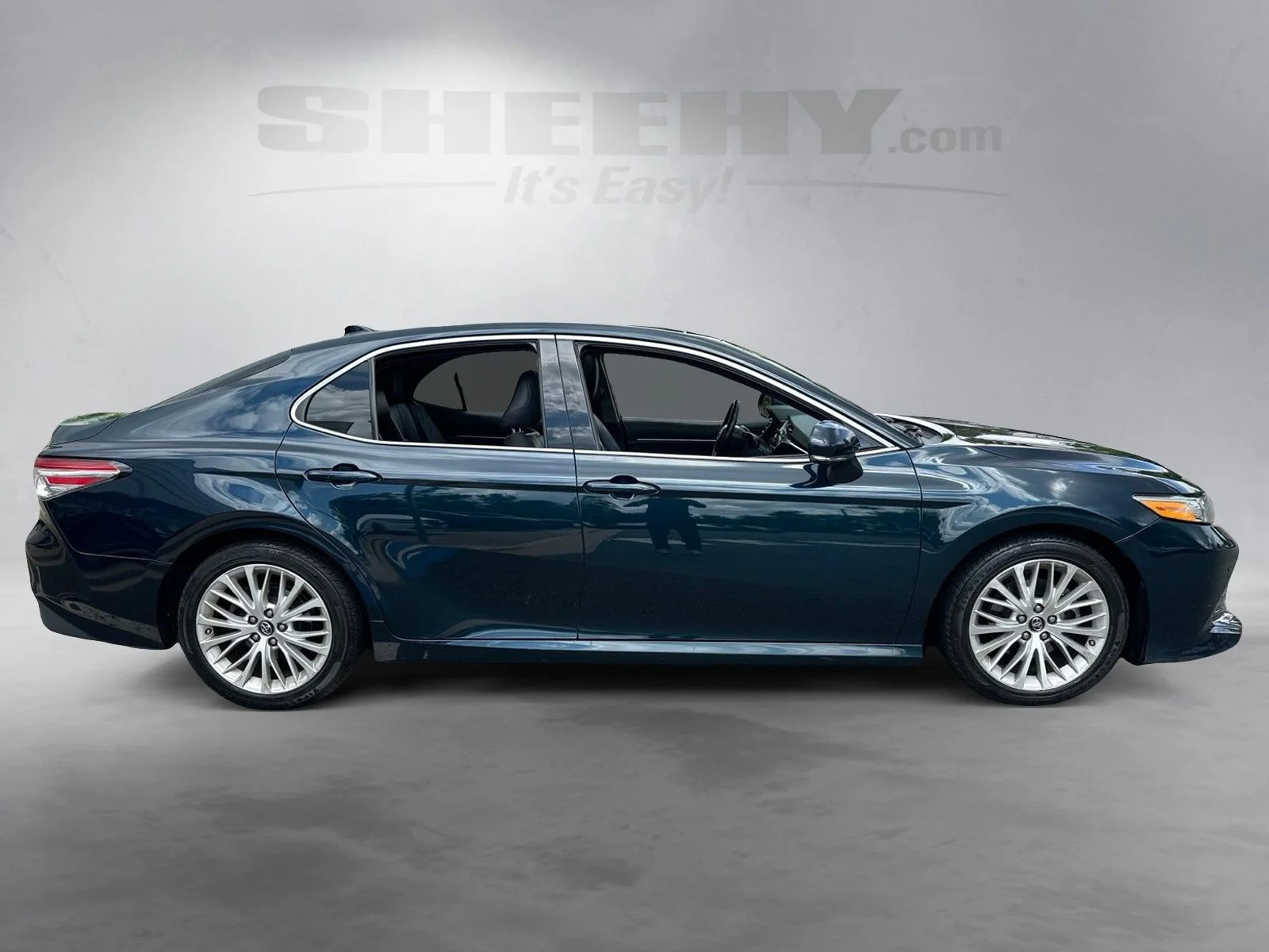 Used 2018 Blue Toyota XLE image 9