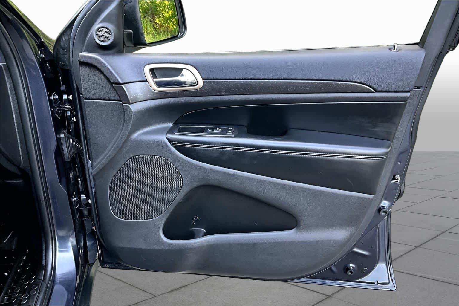 Used 2016 Maximum Steel Metallic Clearcoat Jeep Laredo image 21