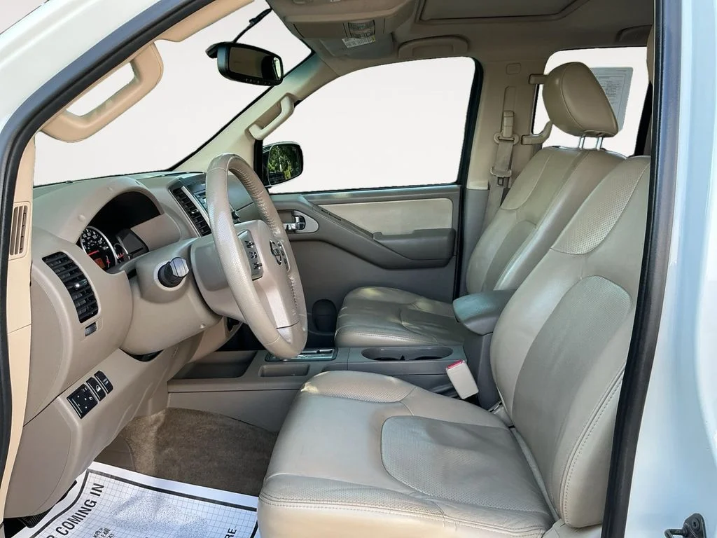 Used 2013 White Nissan SL image 11