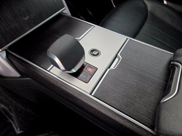 Used 2025 White Land Rover SE image 23