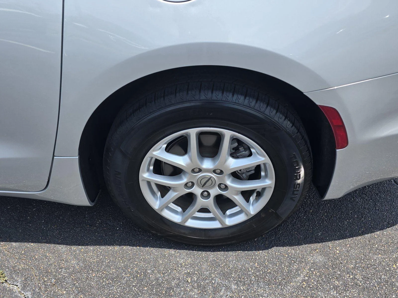 Used 2024 Silver Mist Clearcoat Chrysler Touring L image 37