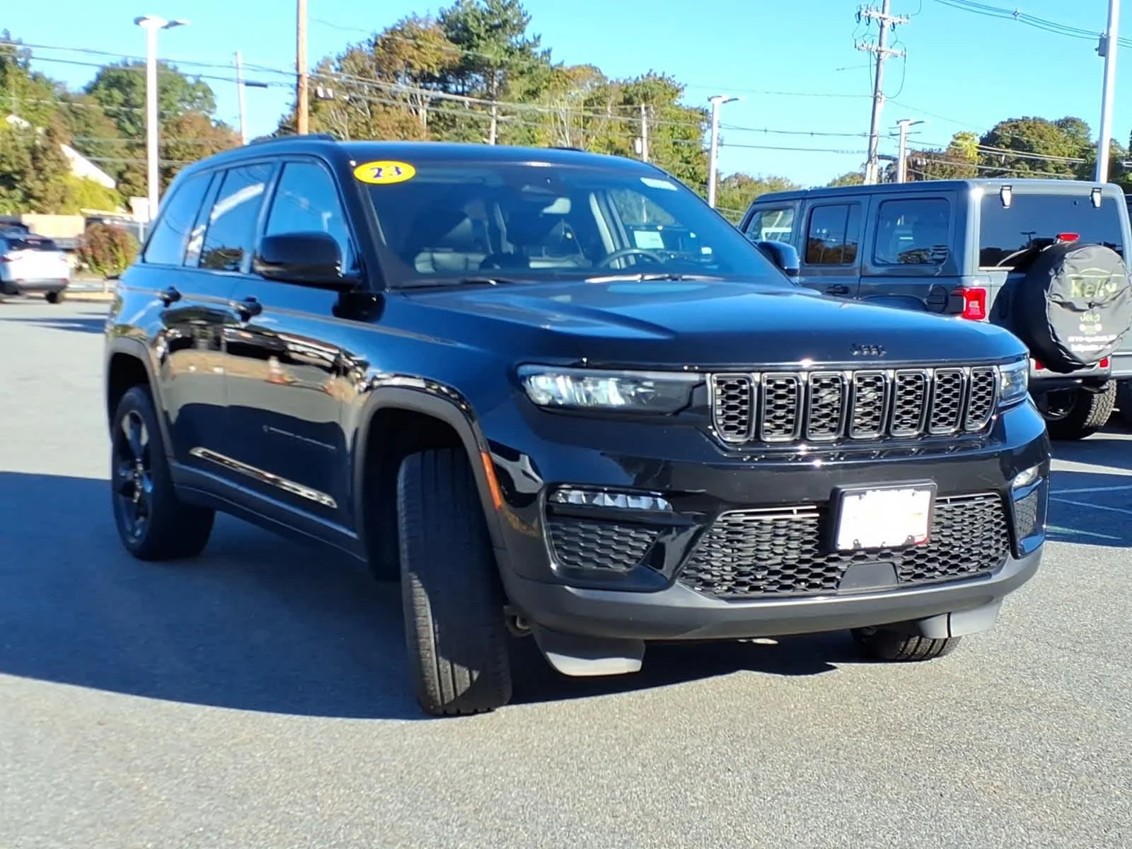 Used 2023 Diamond Black Crystal Pearlcoat Jeep Limited image 5