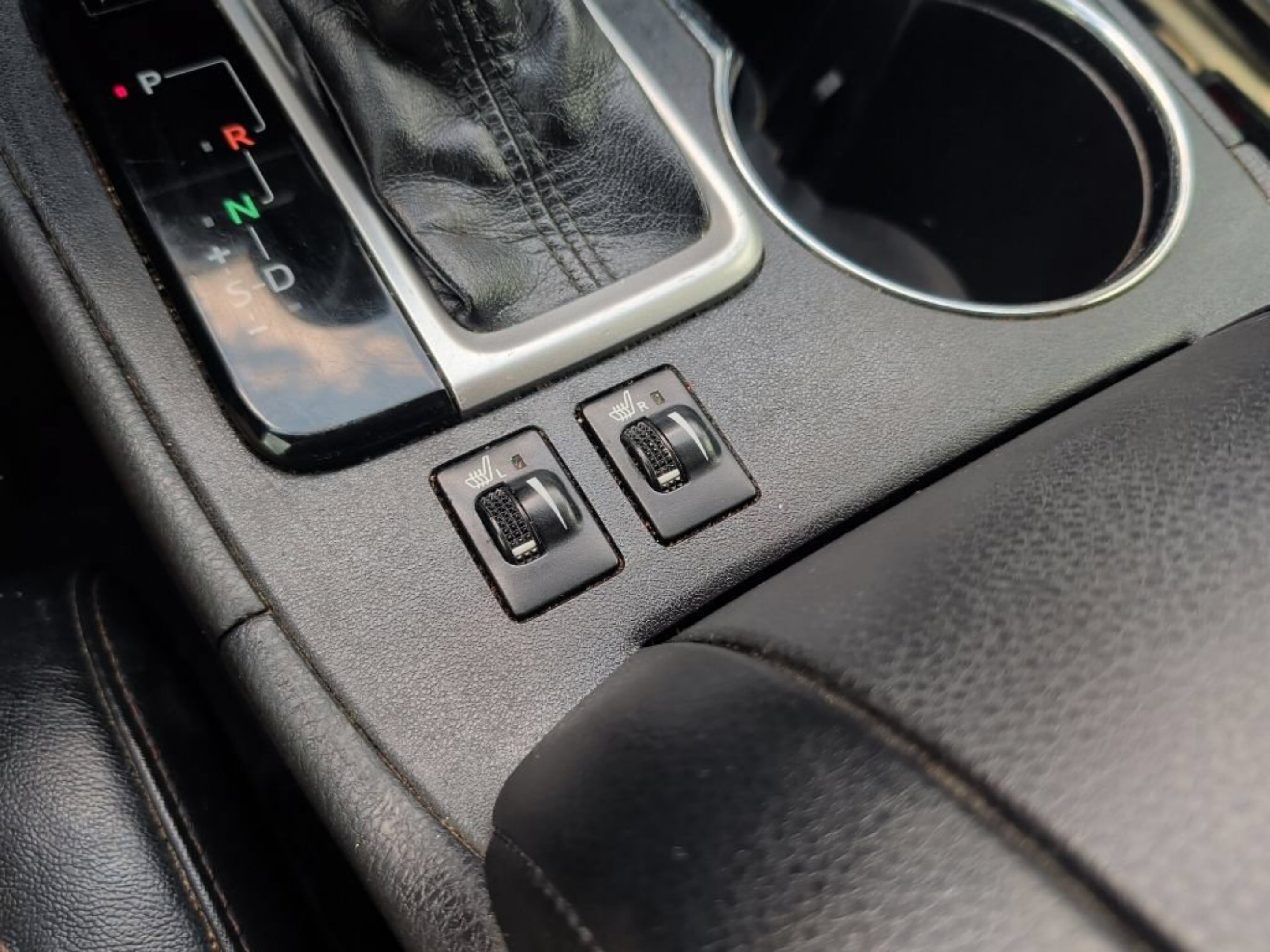 Used 2016 Predawn Gray Mica Toyota XLE image 25