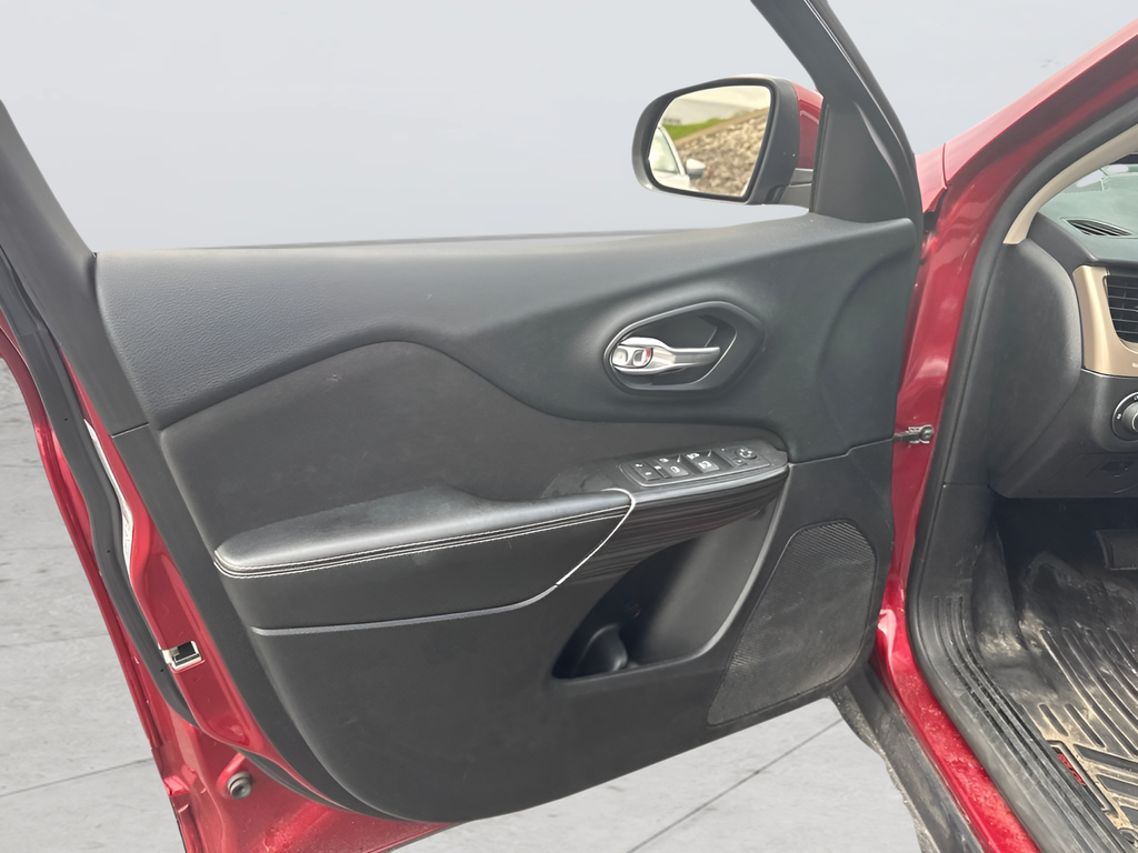 Used 2015 Red Jeep Latitude image 7