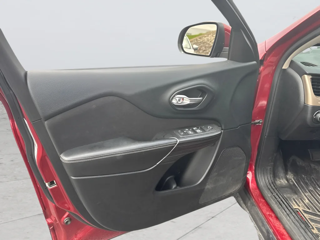 Used 2015 Red Jeep Latitude image 7