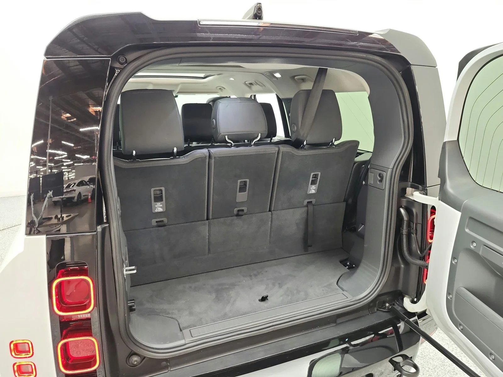 Used 2024 Fuji White Land Rover 130 P400 X-Dynamic SE image 22