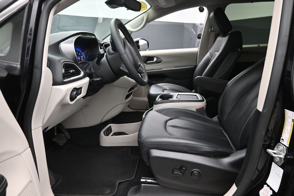 Used 2024 Black Chrysler Touring L image 18