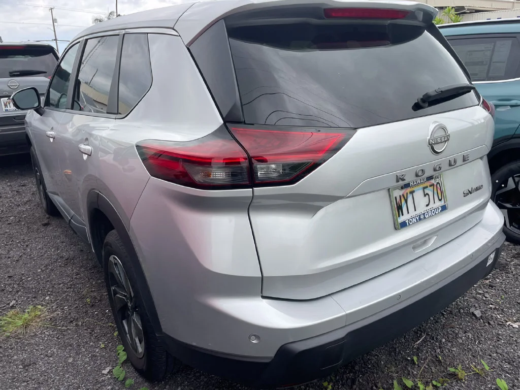 Used 2024 Silver Nissan SV image 4