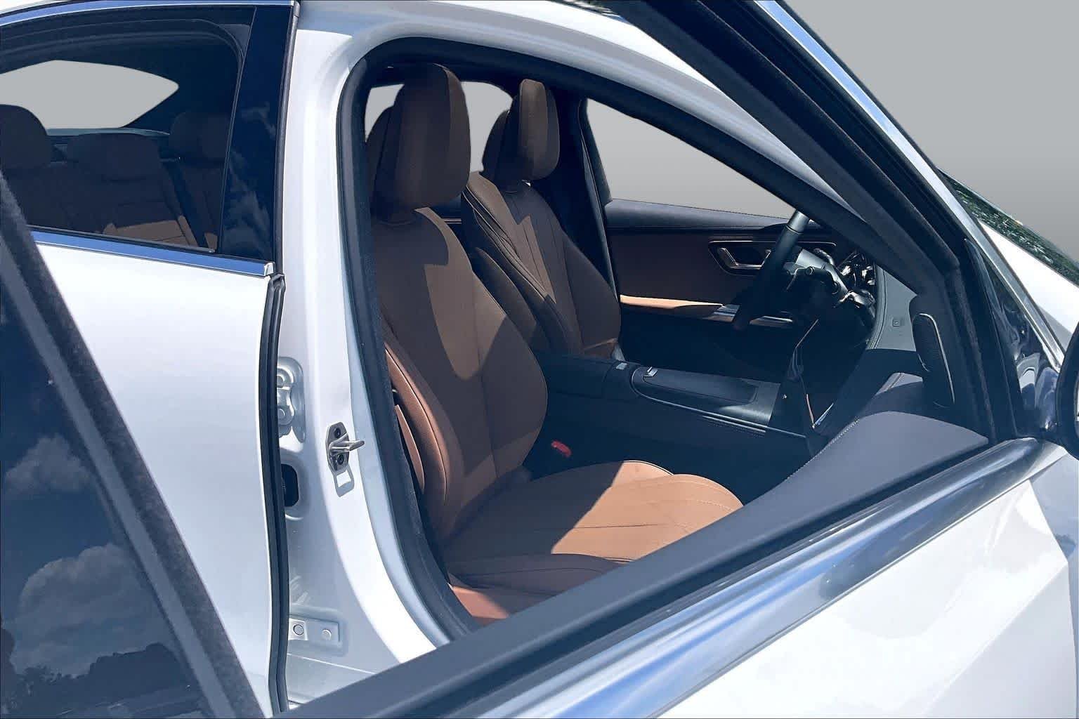 Used 2026 MANUFAKTUR Moonlight White Metallic Mercedes-Benz E 350 image 9