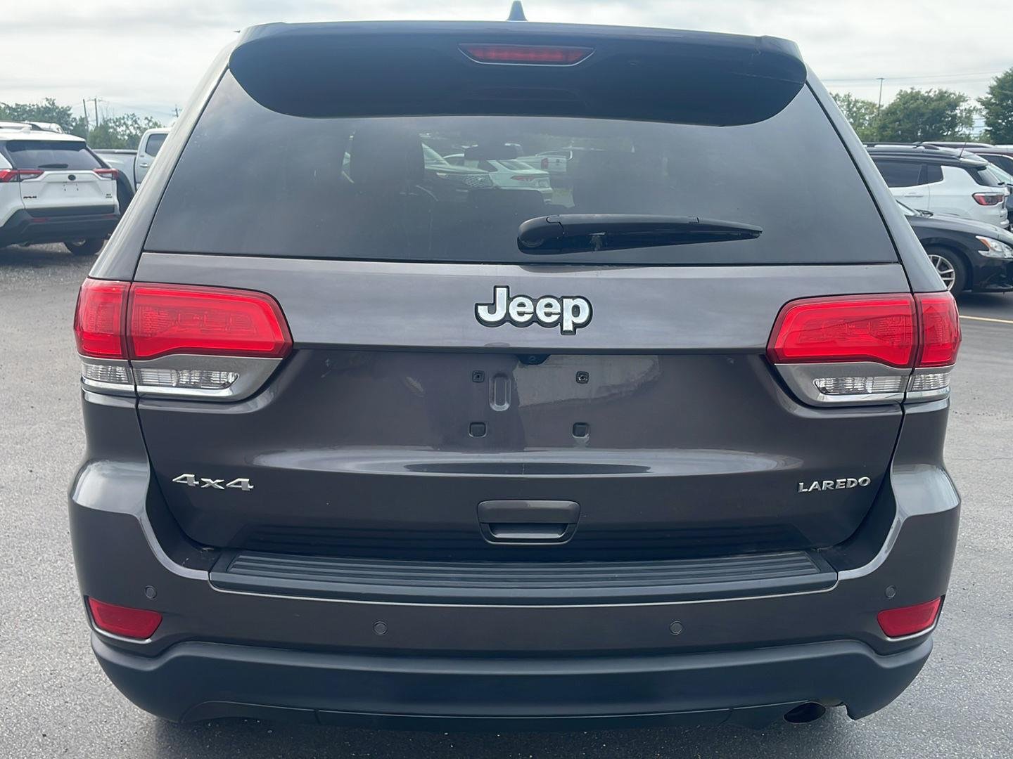 Used 2018 Granite Crystal Metallic Clearcoat Jeep Laredo E image 10