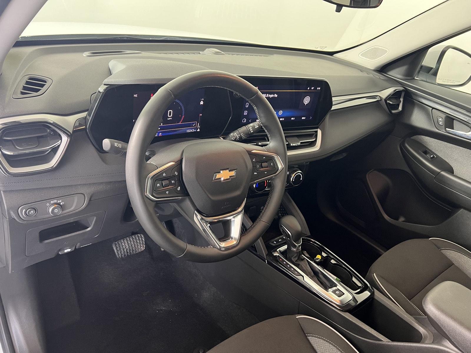 Used 2024 Summit White Chevrolet LT image 3