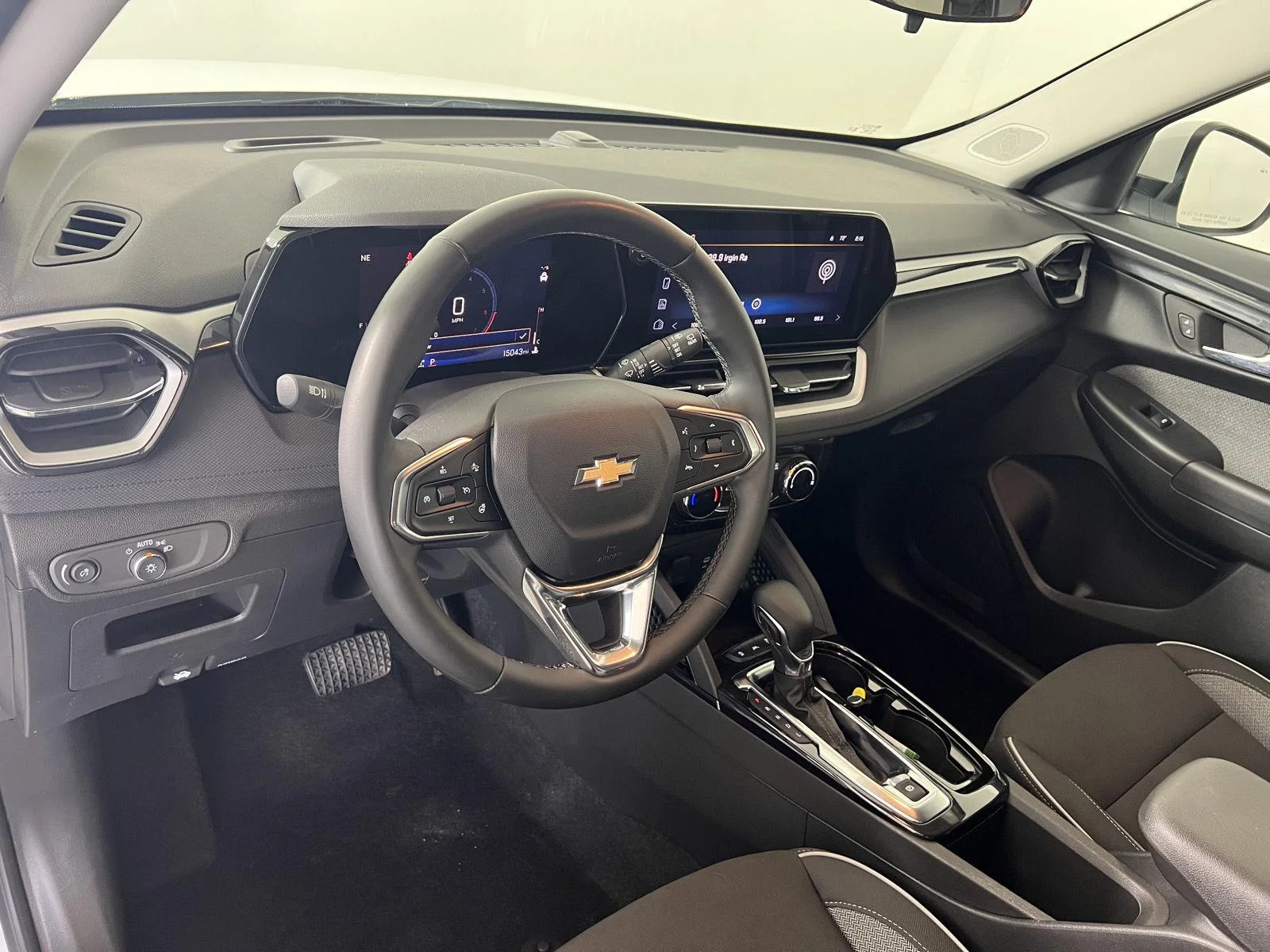Used 2024 Summit White Chevrolet LT image 3