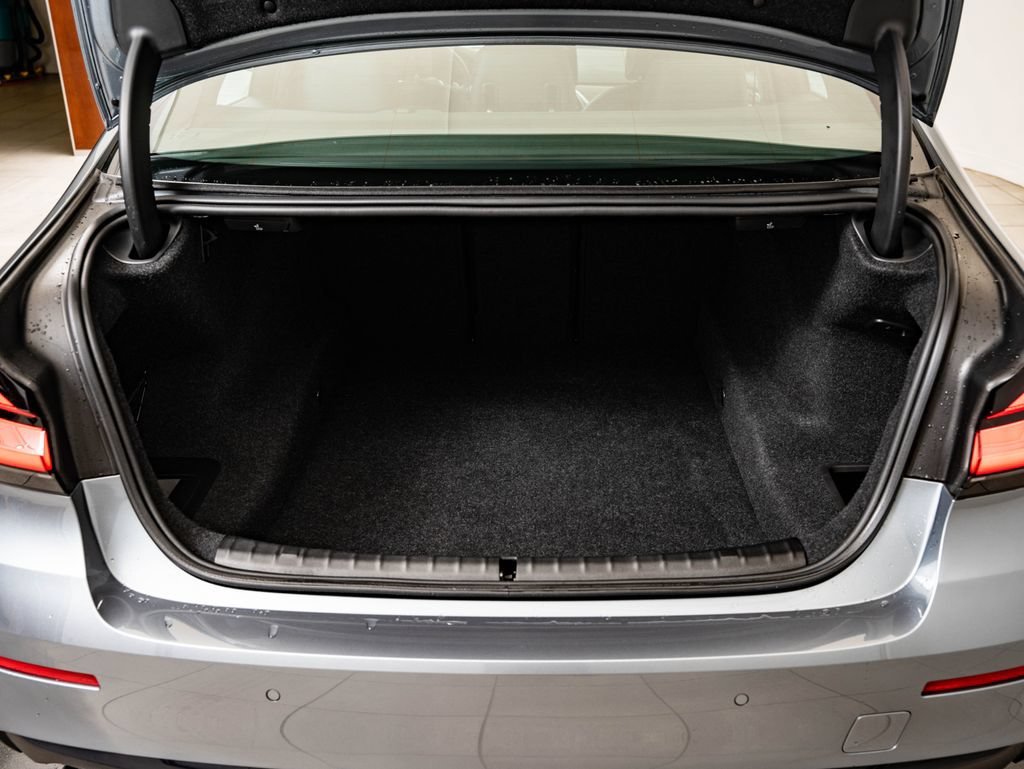 Used 2022 Bluestone Metallic BMW 530i xDrive image 21