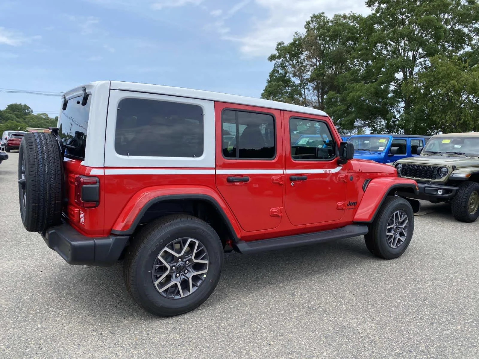 New 2026 Firecracker Red Clear-Coat Exterior Paint Jeep Sahara image 3