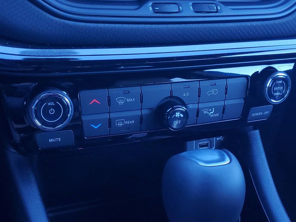 New 2026 Hydro Blue Pearlcoat Jeep Latitude image 29