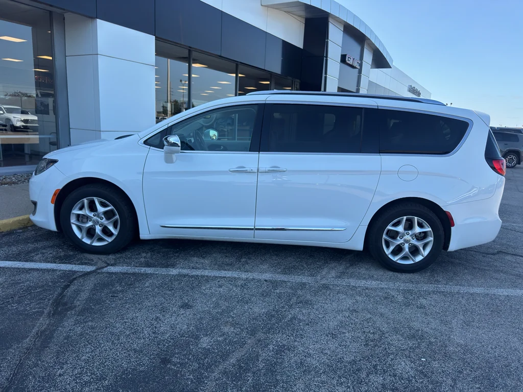 Used 2020 Bright White Clearcoat Chrysler Limited image 8