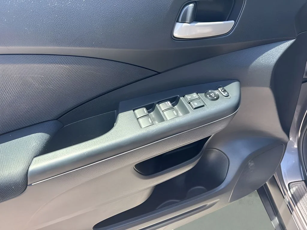 Used 2016  Honda SE image 24