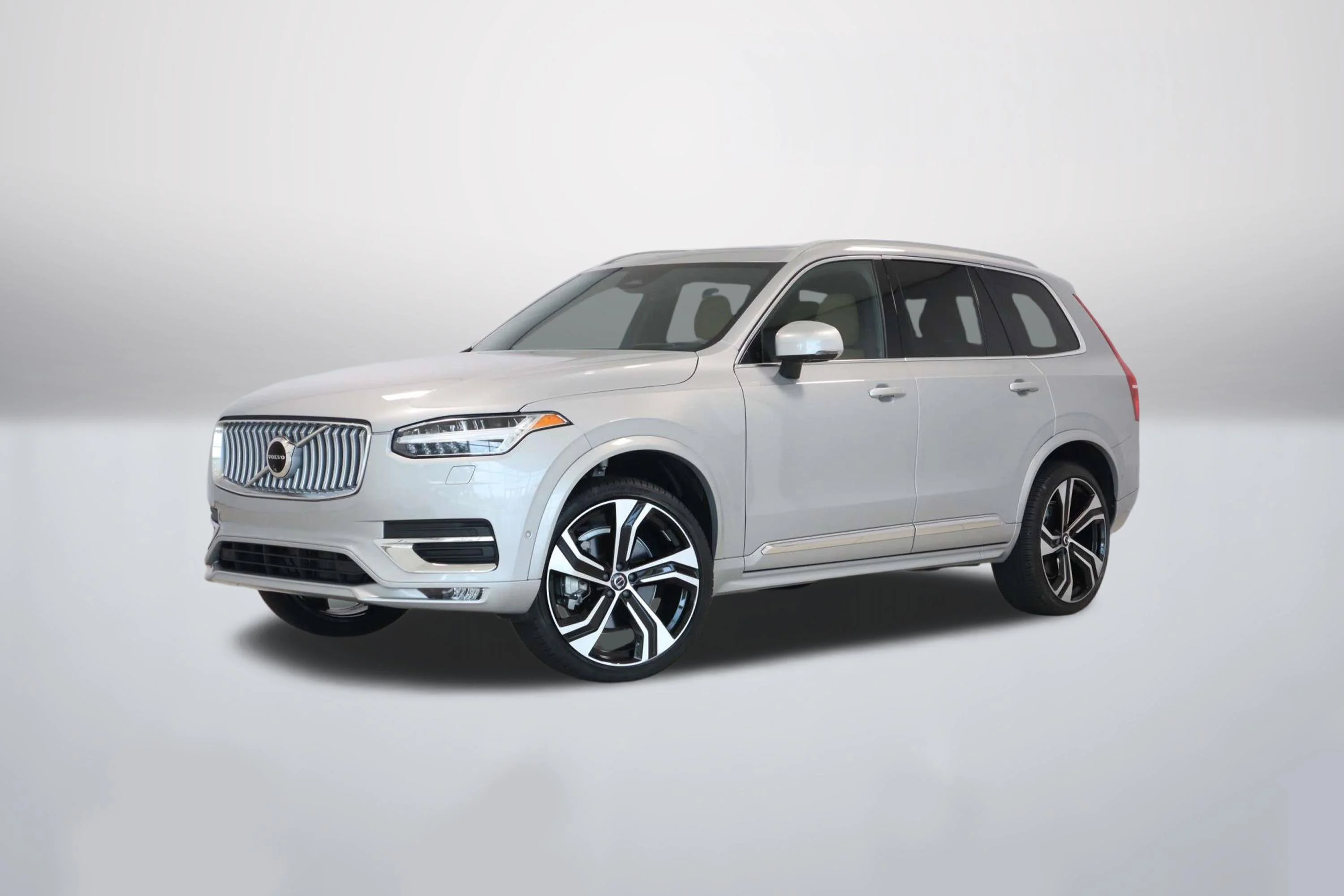 Used 2024 Silver Volvo Ultimate Bright Theme image 1