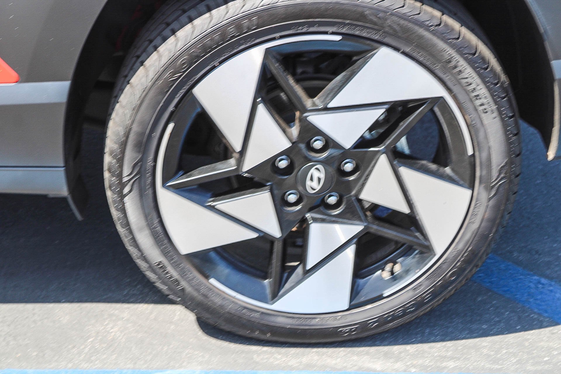 2024 Hyundai Kona Limited - Photo 11