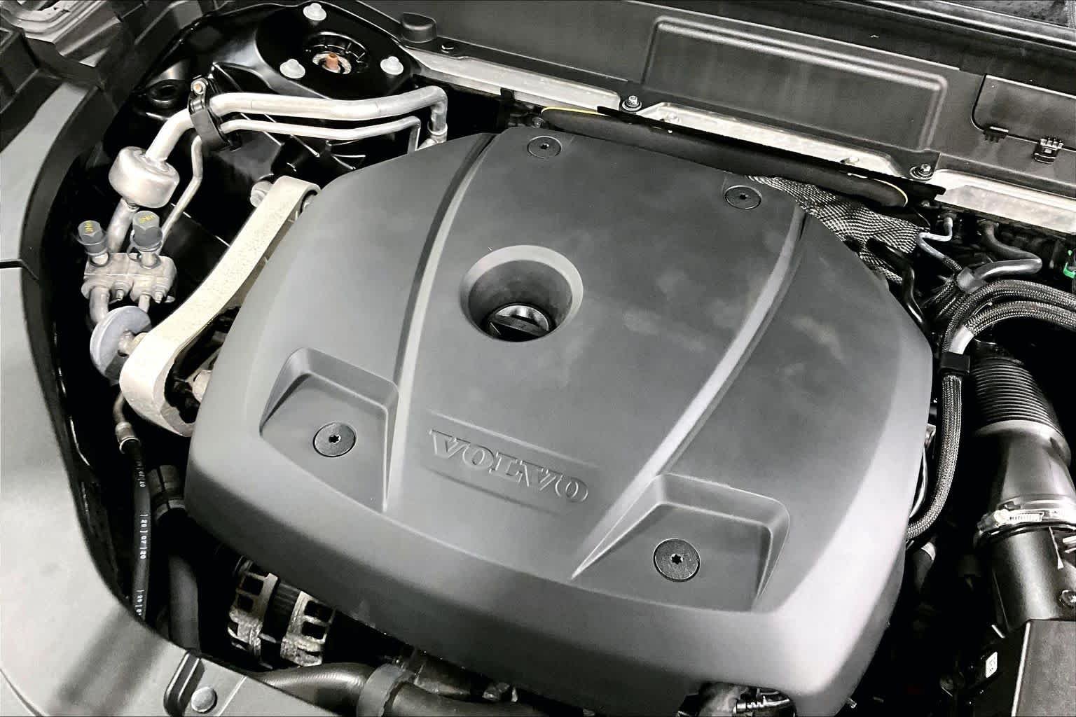 Used 2021 Onyx Black Metallic Volvo Momentum image 33