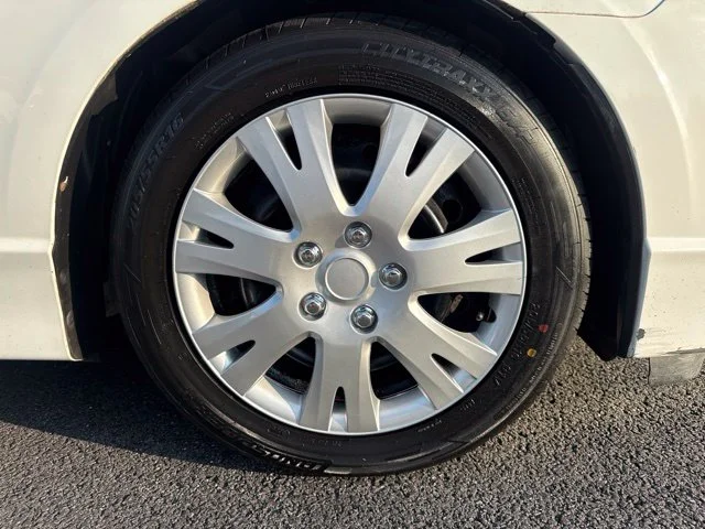 Used 2011 White Honda LX image 9