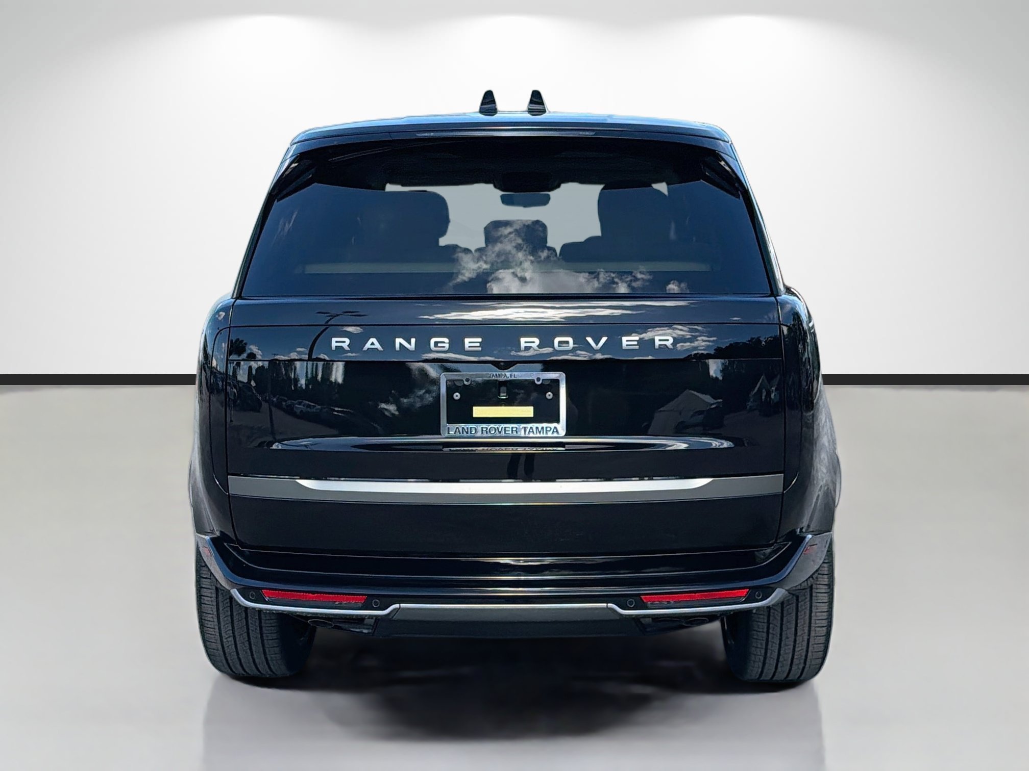 New 2027 Santorini Black LAND ROVER SE image 4