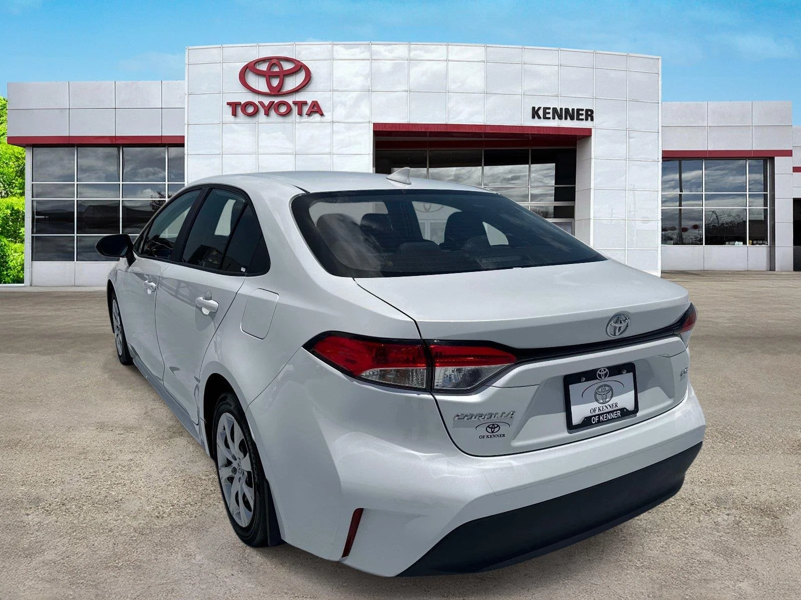 Used 2025 Wind Chill Pearl Toyota LE image 4