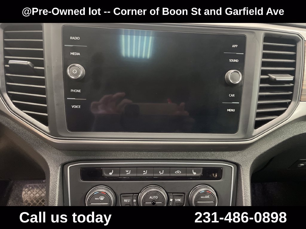 Used 2021 Black Volkswagen 3.6L V6 SE w/Technology image 21