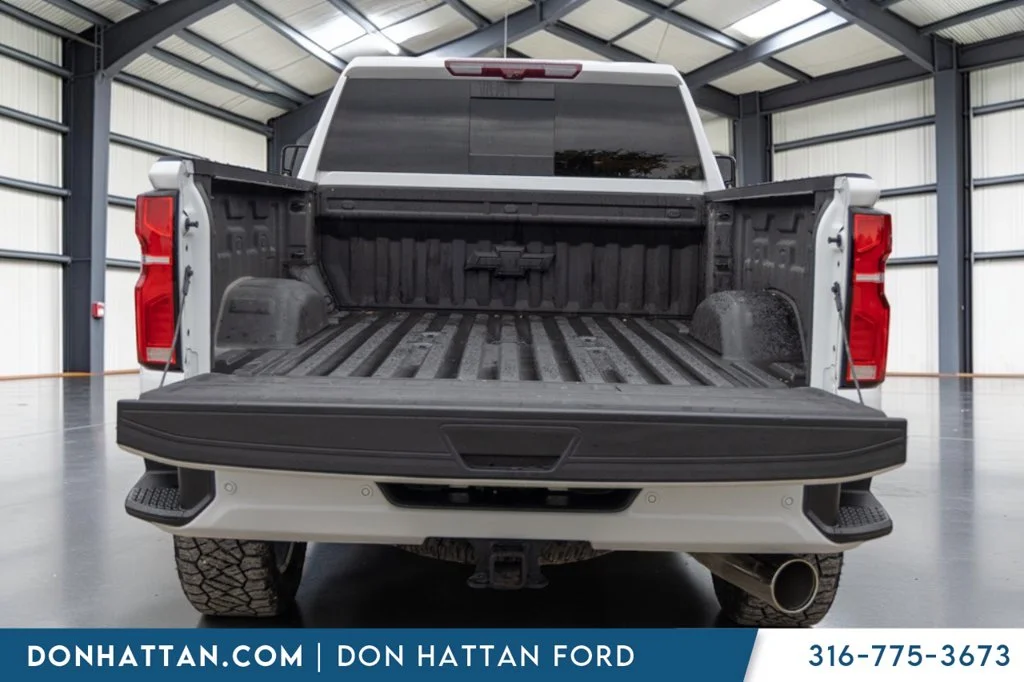 Used 2025 White Chevrolet High Country image 26