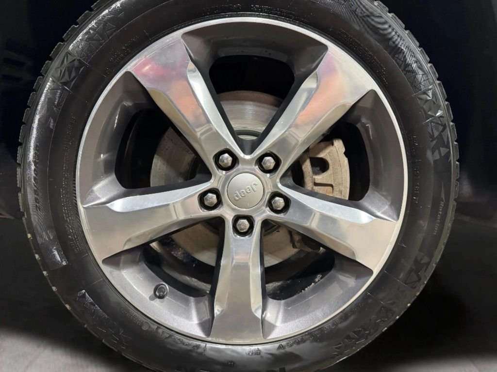 Used 2022 White/off-white Jeep Limited image 34