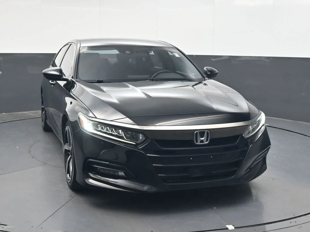 Used 2018  Honda Sport image 13