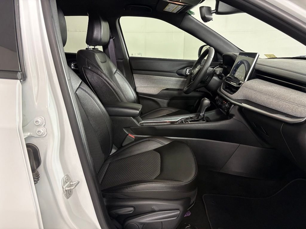 Used 2024 White Jeep Latitude image 40