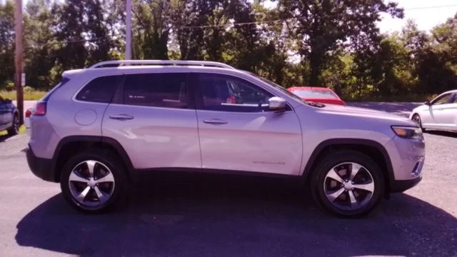 Used 2019 Silver Jeep Limited image 4