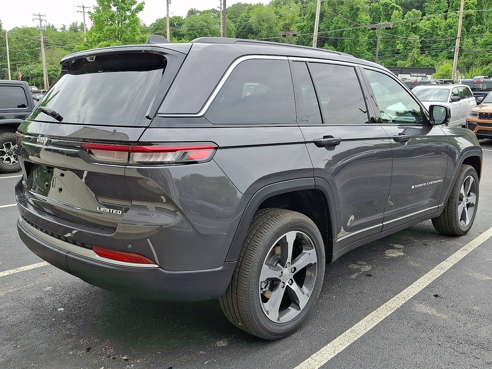 New 2026 Baltic Gray Metallic Clear-Coat Exterior Paint Jeep Limited image 3