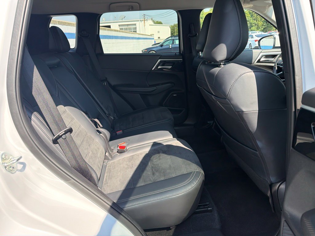 Used 2025  Mitsubishi SE image 22