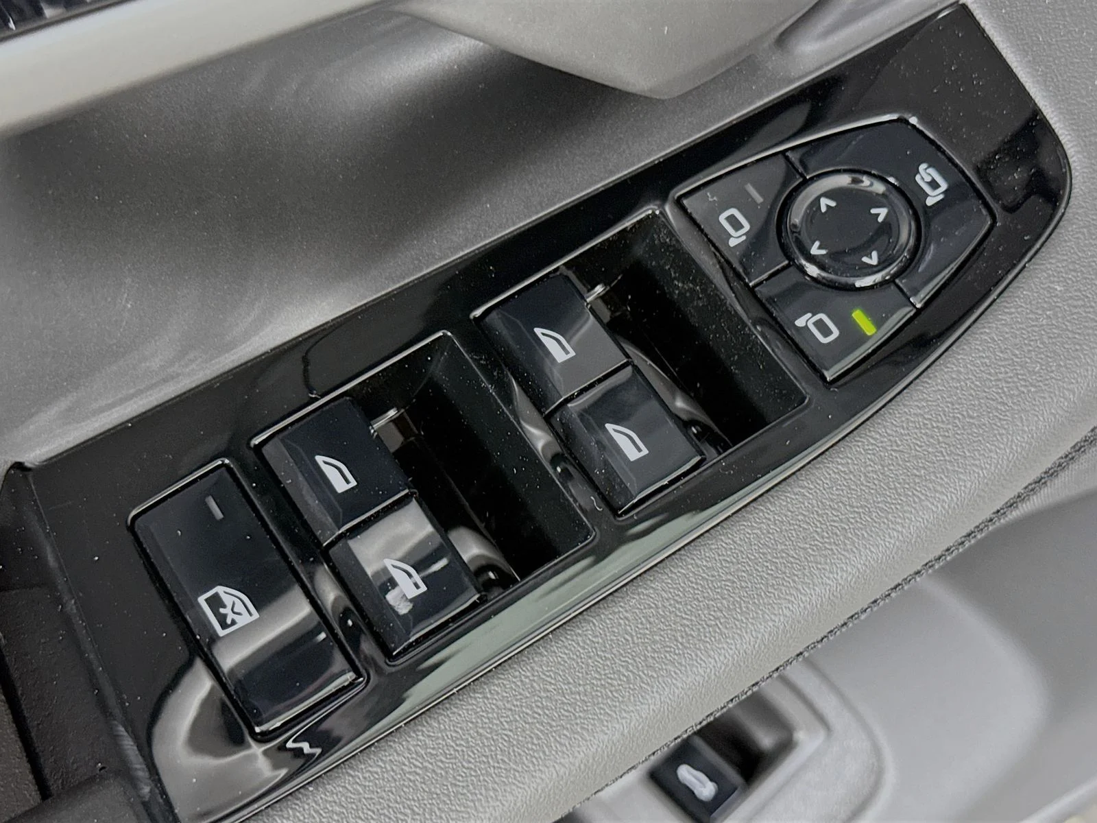 New 2026 Mineral White Metallic BMW eDrive40 image 18