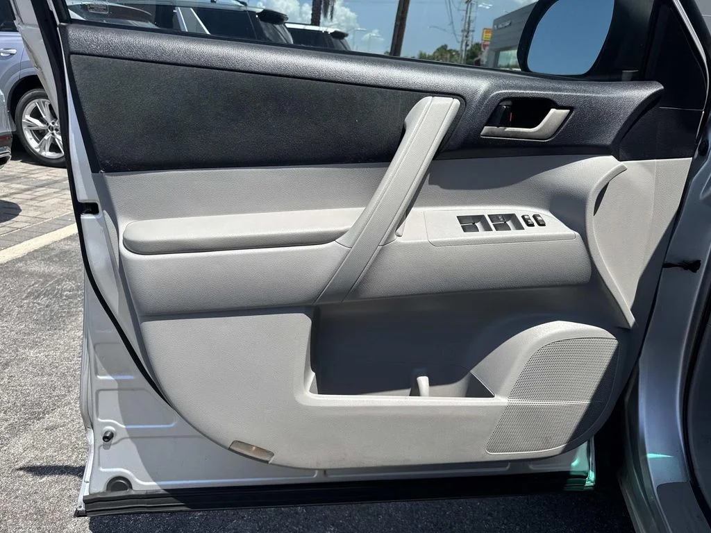 Used 2011 Silver Toyota Base image 18