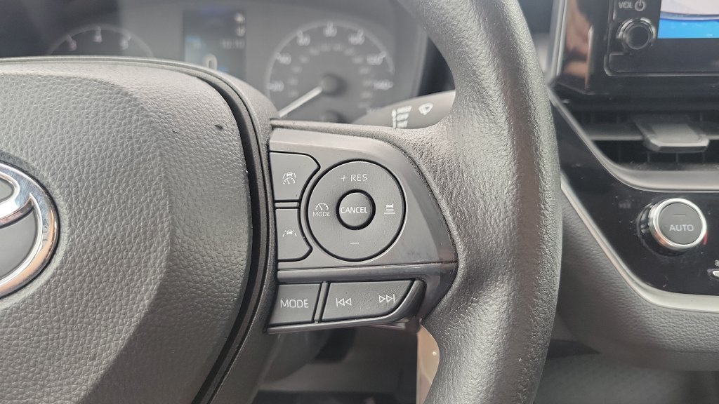 Used 2025 White Toyota LE image 21
