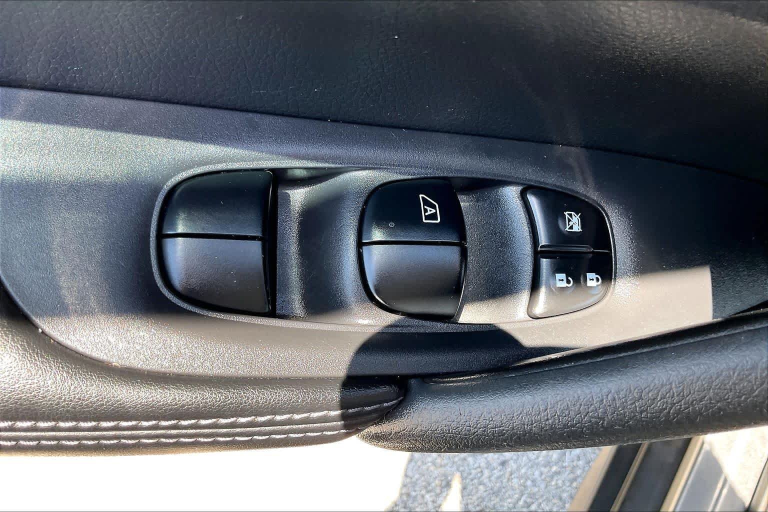 Used 2017 Gun Metallic Nissan SL image 30